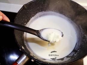 蛋白开始凝固即可关火