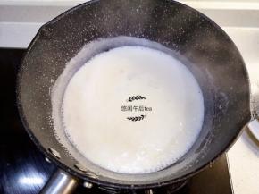 不断搅拌至糖和杏仁粉完全融化，当牛奶微微开的时候，缓慢加入蛋白