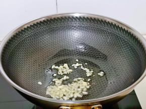 起油锅，加入切碎的蒜炒出香味。