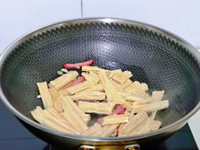 再加入泡发的腐竹翻炒。