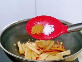 再按个人口味加入盐，十三香。