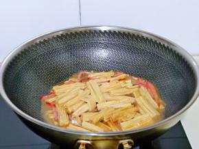 加入半小碗纯净水，中小火烧开。