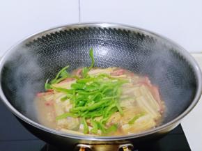 再加入切好的青椒丝翻炒。