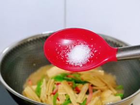最后加入白砂糖提鲜。