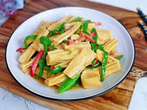 全家人大爱的青椒炒腐竹。