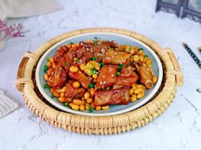 黄豆焖排骨，香而不腻， 特别好吃。