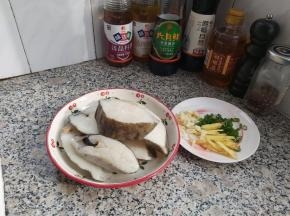 比目鱼解冻，准备好姜丝、蒜末、葱花。