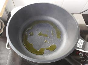 锅内加入一勺植物油热锅。