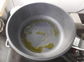 锅内加入一勺植物油热锅。