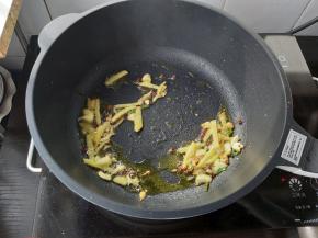 接着加入花椒、姜丝、蒜末炒香。