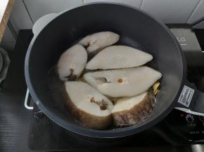 比目鱼平铺至锅内，转成中小火。