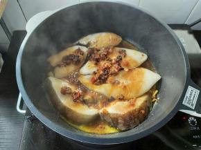 再把XO酱铺在比目鱼表面。