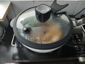 盖好锅盖，小火焖煎十分钟左右。