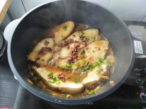 最后撒上葱花，转大火继续烧2-3分钟。
