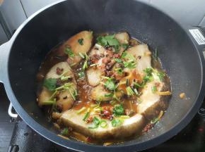 关火，撒上少许香菜末，我们的酱烧比目鱼就完成了。