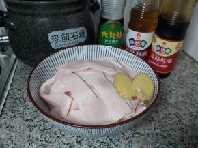 在菜市场买猪皮的时候，一定要挑选新鲜整张的，可以让老板帮忙清理掉多余的油脂跟猪毛，若是不放心，可用清水把整张猪皮煮5分钟，用刀刮一下多余的油脂跟猪毛，冲洗干净，切成小块。