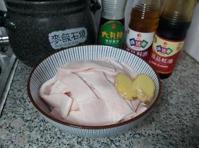 在菜市场买猪皮的时候，一定要挑选新鲜整张的，可以让老板帮忙清理掉多余的油脂跟猪毛，若是不放心，可用清水把整张猪皮煮5分钟，用刀刮一下多余的油脂跟猪毛，冲洗干净，切成小块。