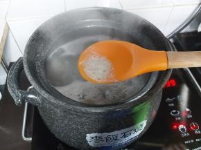 大火煮开后，把表面的浮沫沥出。