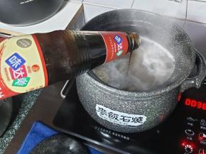 然后加入两勺六月鲜特级酱油、两勺味达美臻品蚝油，轻轻拌匀，若喜欢颜色比较深的皮冻，可添加少许老抽。