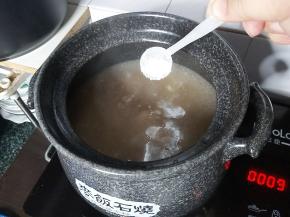 最后，关火前加入两小勺盐，轻轻搅拌两下，炖煮2-3分钟，关火。