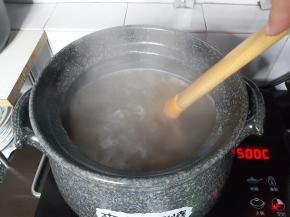 在炖煮过程中，需要间断性去搅拌一下，防止个别的猪皮块黏住锅底。