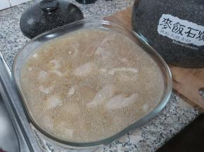 找一两个个器皿，将汤汁倒进去塑型。