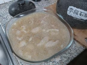 找一两个个器皿，将汤汁倒进去塑型。