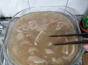 放置一阵后，表面会有一层油膜用筷子挑出来，再轻轻搅拌一下猪皮。
