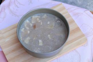 冷却凝固后，我们的猪皮冻就完成了，何时想吃的时候，拿出来切成小块，调配自己喜欢的蘸料即可。