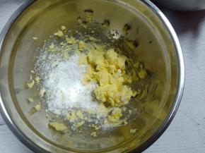 软化好的黄油加入糖粉搅拌均匀（无需打发，黄油的软化程度需要用手指稍微用力才能按下去）