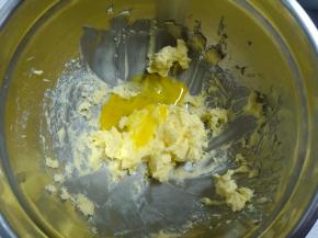 分次加入蛋液，并搅拌均匀，每次需充分混合再加入下一次