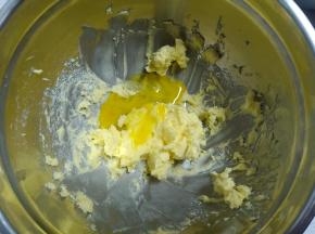 分次加入蛋液，并搅拌均匀，每次需充分混合再加入下一次
