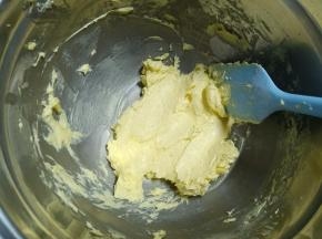 打蛋器开高速打发至颜色发白