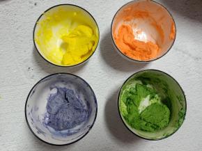 分别加入食用色素，翻拌均匀
