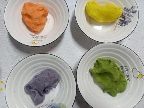 将之前混合的粉类也分成4份，加入黄油糊中，用刮刀切拌均匀，揉成团