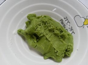 用手指划一下，有如图的裂纹就可以，没有的话要放冰箱冷藏一下