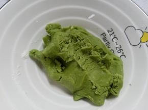 用手指划一下，有如图的裂纹就可以，没有的话要放冰箱冷藏一下
