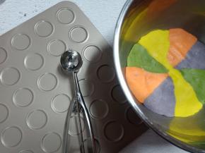 准备冰淇淋勺和烤盘，勺子我用的4cm 的