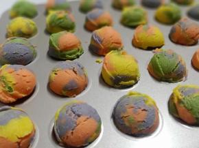 用勺子一个一个挖出造型来，一次挖两种颜色