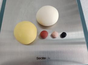 将材料混合揉成超级无敌光滑的面团，分别揉出82克黄色面团，8克红色面团，5克粉色面团，1克黑色面团，剩余白面团备用