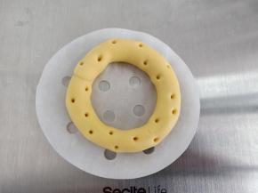 用工具在数字上戳一些小洞洞，营造奶酪的既视感