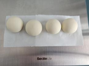 白色面团分别分出4个25克的小面团做老鼠的脑袋