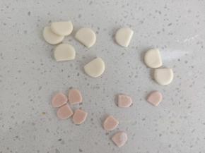 用剩余的白色面团和粉色面团做出老鼠的耳朵来，粉色要比白色小一些，大小根据老鼠脑袋大小来做，我没有具体称量