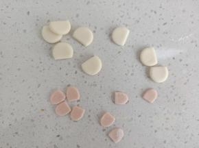 用剩余的白色面团和粉色面团做出老鼠的耳朵来，粉色要比白色小一些，大小根据老鼠脑袋大小来做，我没有具体称量