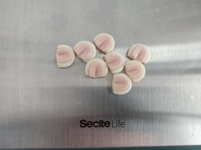 红色耳朵粘到白色耳朵上，用工具压出痕迹