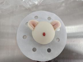 红色面团先做老鼠的嘴巴