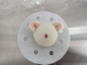 红色面团先做老鼠的嘴巴