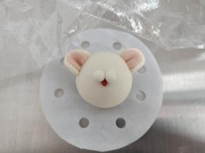 白色面团一丢丢搓圆做鼻子