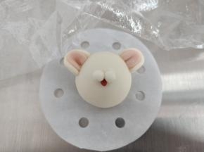 白色面团一丢丢搓圆做鼻子