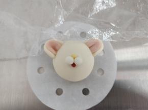 黄色的面团一丢丢搓圆做鼻尖